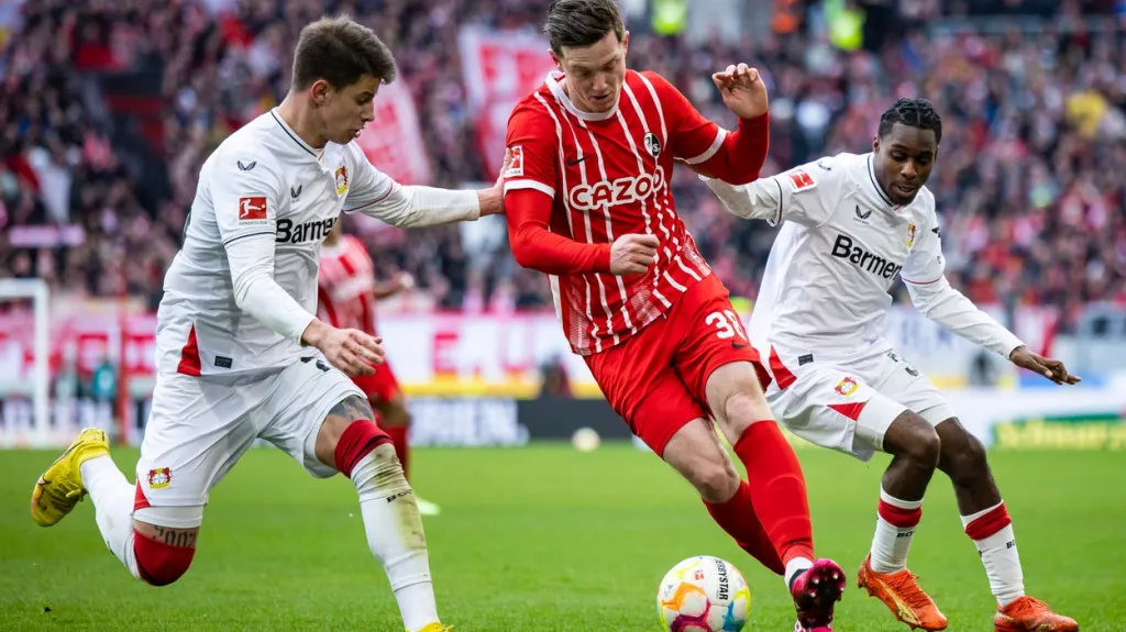 Adam Hložek (vlevo) v zápase ve Freiburgu