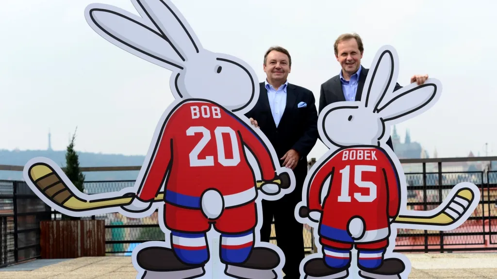 Předseda ČSLH Tomáš Král a ředitel ČT Petr Dvořák s Bobem a Bobkem