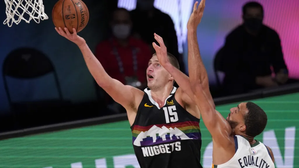 Nikola Jokič v utkání s Utahem