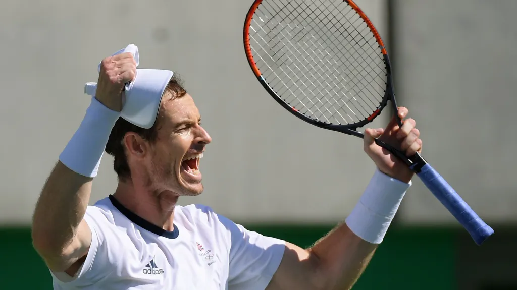 Slavící Andy Murray