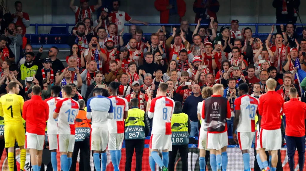 Fotbalisté Slavie při děkovačce s fanoušky