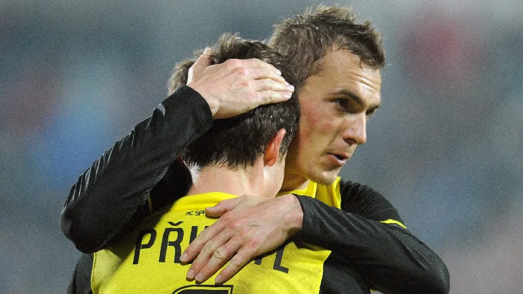 Sparťané Přikryl s Grajciarem se radují z gólu