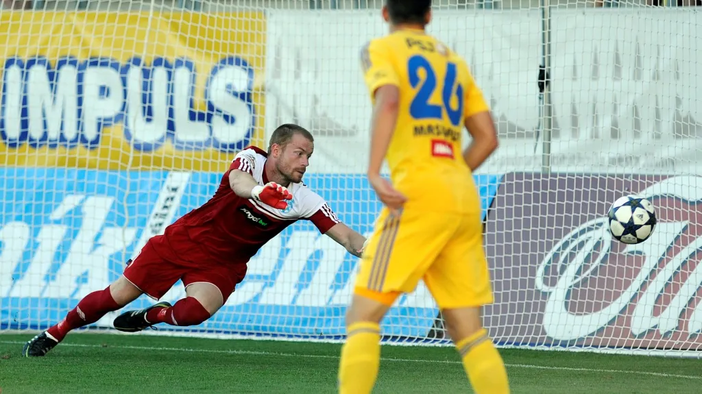  Vlastimil Hrubý ze Znojma dostává první gól