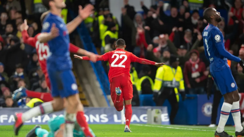 Serge Gnabry z Bayernu se raduje z gólu v síti Chelsea v LM