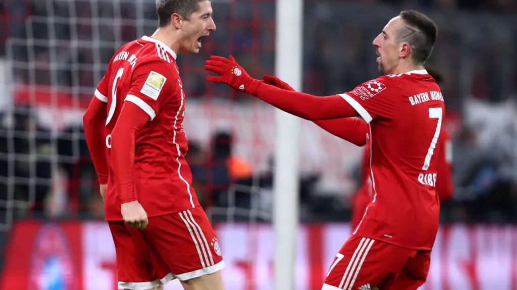 Robert Lewandowski (vlevo) se raduje z gólu Bayernu s Franckem Ribérym