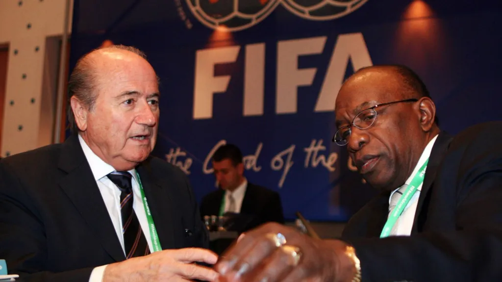 Šéf FIFA Sepp Blatter a odstupivší člen VV FIFA Jack Warner