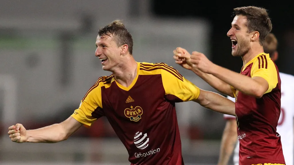 Slavící fotbalisté Dukly