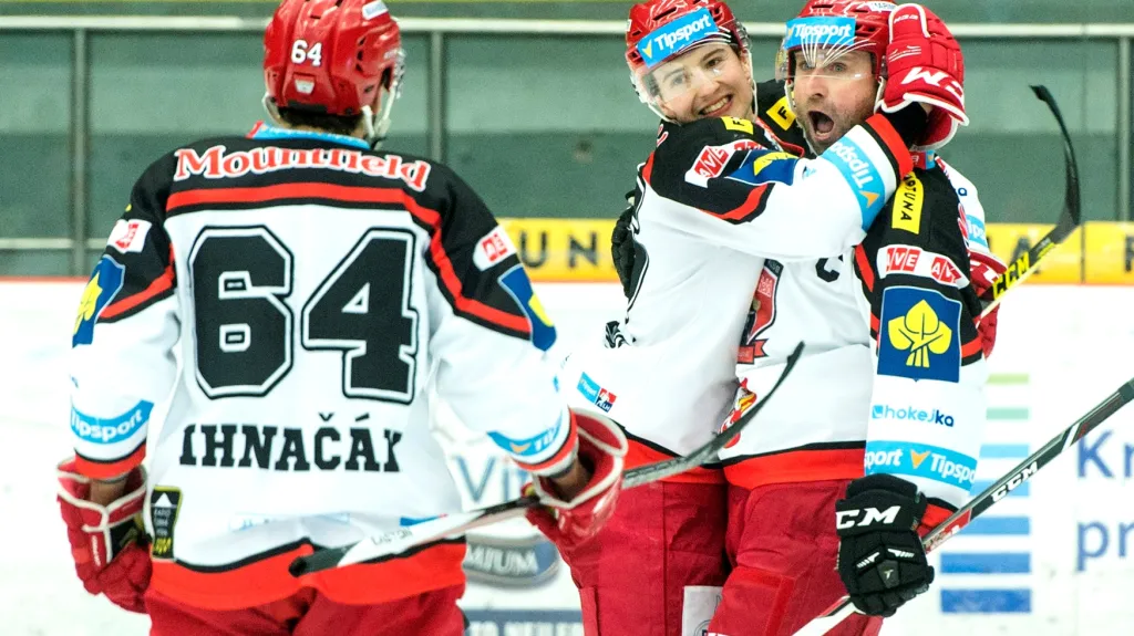 Jaroslav Bednář (vpravo) slaví se svými spoluhráči z Hradce Králové vstřelenou branku
