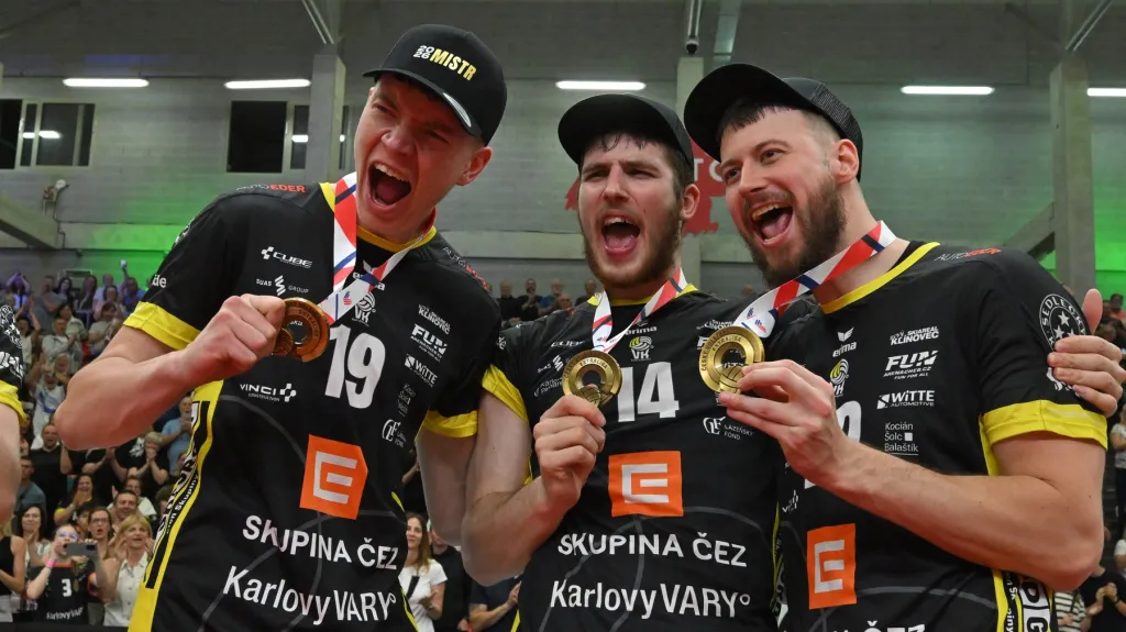 Radující se volejbalisté Karlovarska