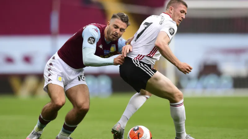 Jack Grealish z Aston Villy v souboji s Johnem Lundstramem ze Sheffieldu