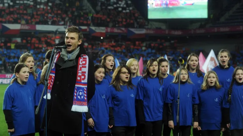 Vojta Dyk zpívá hymnu