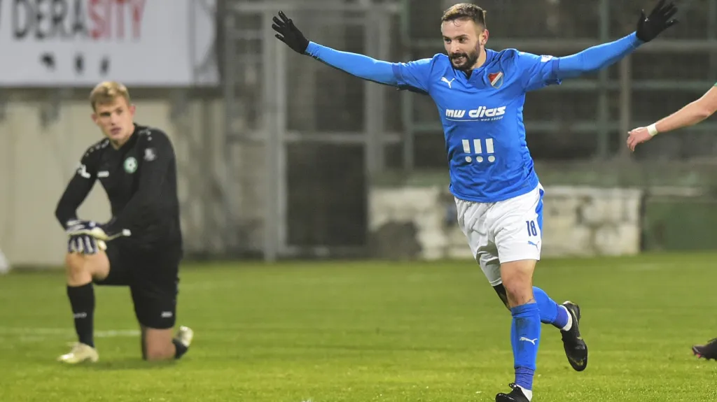 Tomáš Zajíc z Baníku oslavuje gól v Příbrami