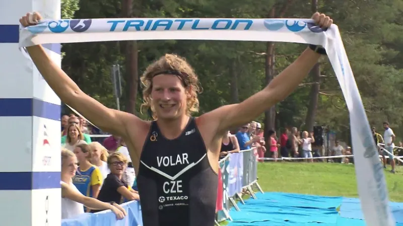 Volár obhájil triatlonový titul, Kuříková vyhrála poprvé