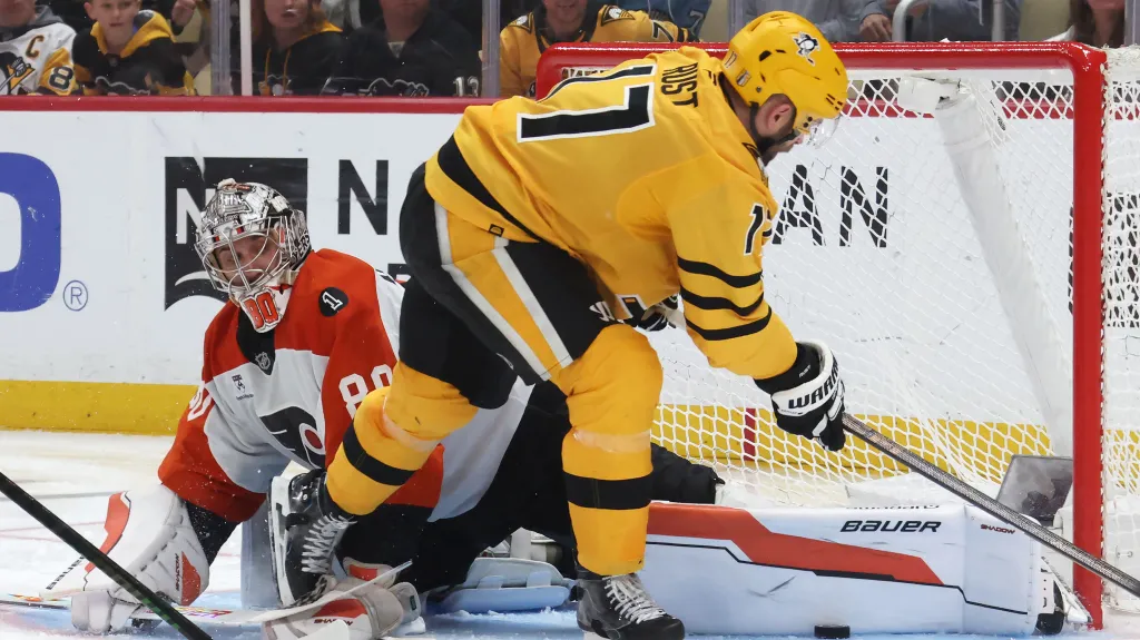 Brankář Philadelphie Daniel Vladař likviduje šanci Bryana Rusta z Pittsburghu