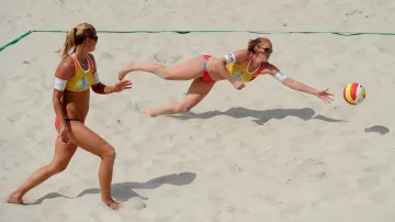 Markéta Sluková a Kristýna Kolocová (blíže k míči)