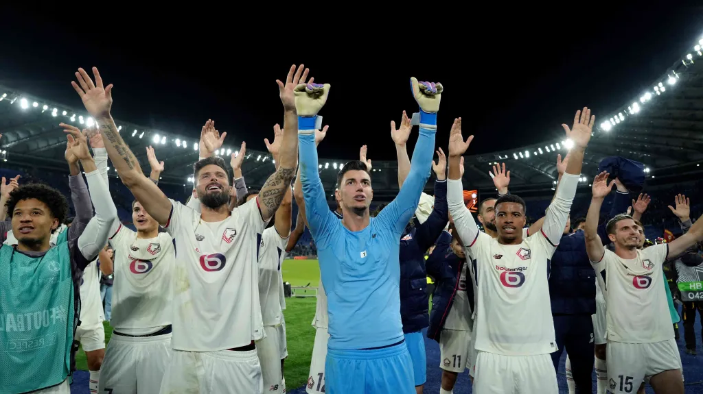 Fotbalisté Lille slaví vítězství nad AS Řím