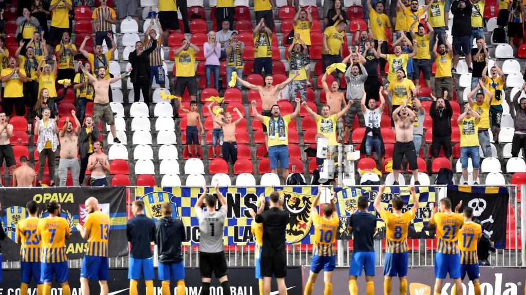 Opavští hráči slaví výhru s fanoušky v Brně