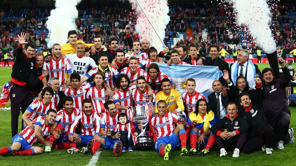 Hráči týmu Atlético Madrid s trofejí po zápase proti Realu Madrid