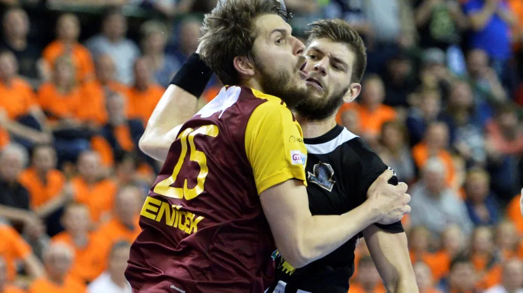 Štěpán Jeníček z Dukly Praha (vlevo) v souboji s Janem Blechou z Plzně