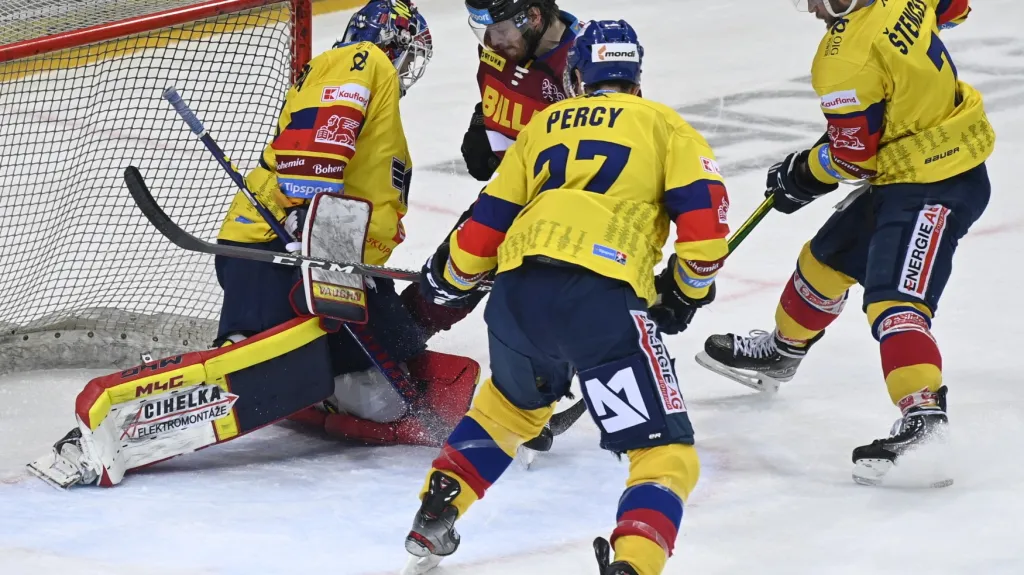 Sparťan Erik Thorell střílí gól v utkání s Českými Budějovicemi