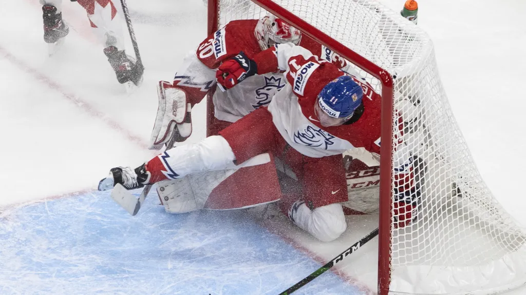 Čeští junioři v pasti. Brankář Nick Malík a útočník Michal Teplý