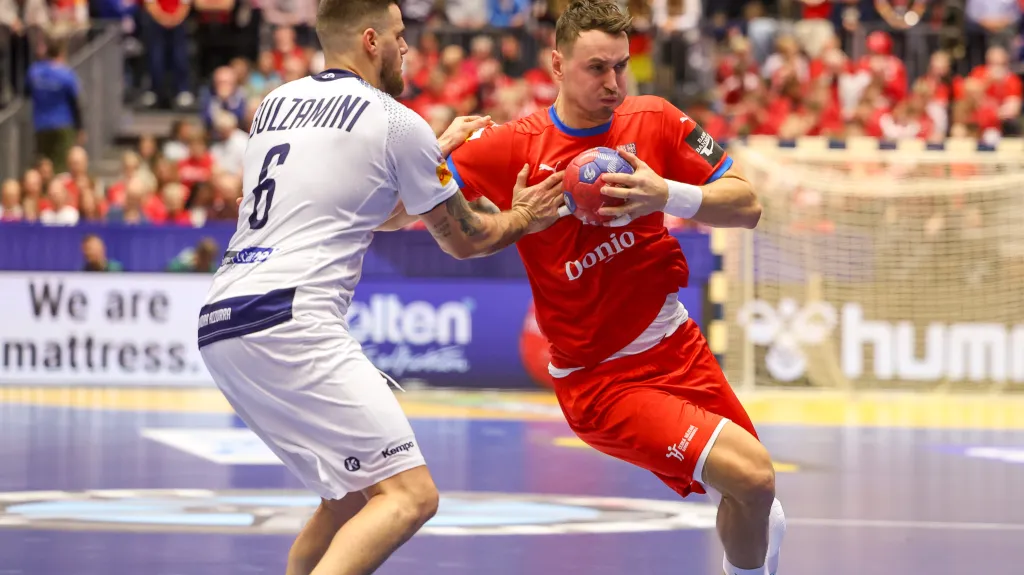 Stanislav Kašpárek se marně snaží prosadit proti obraně Italů