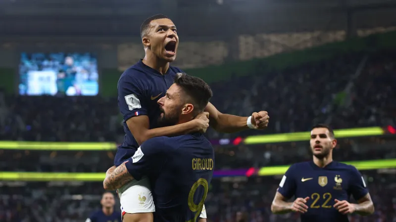 Francouzi Olivier Giroud a Kylian Mbappé oslavují gól