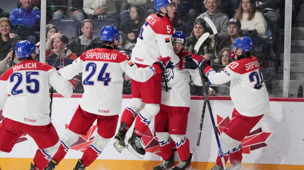 David Jiříček (uprostřed) se spoluhráči