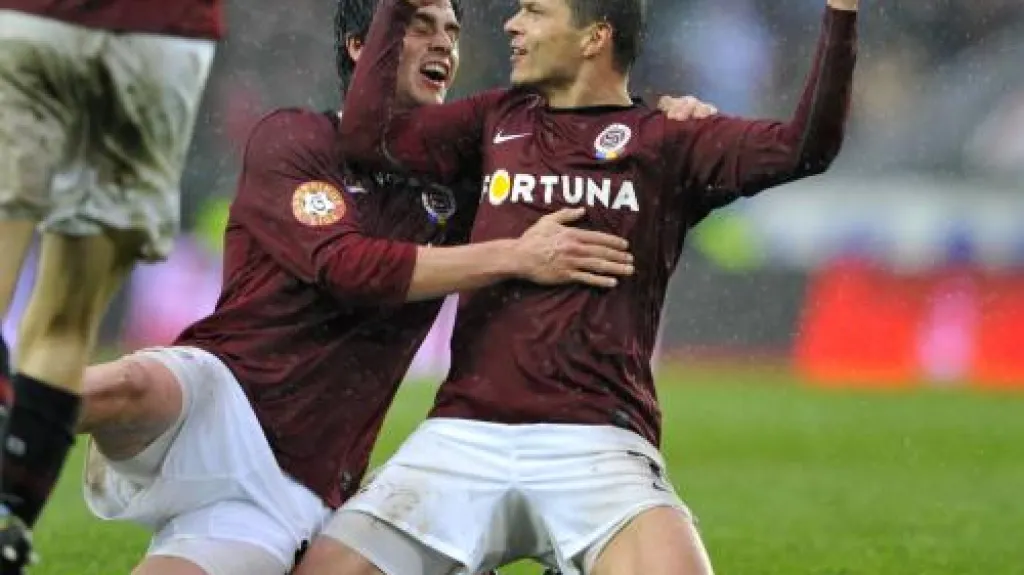 Libor Sionko se raduje se spoluhráčem Kamilem Vackem z gólu