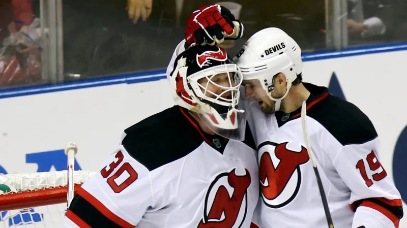 Gratulace brankáři Brodeurovi ke stému vítězství v play-off