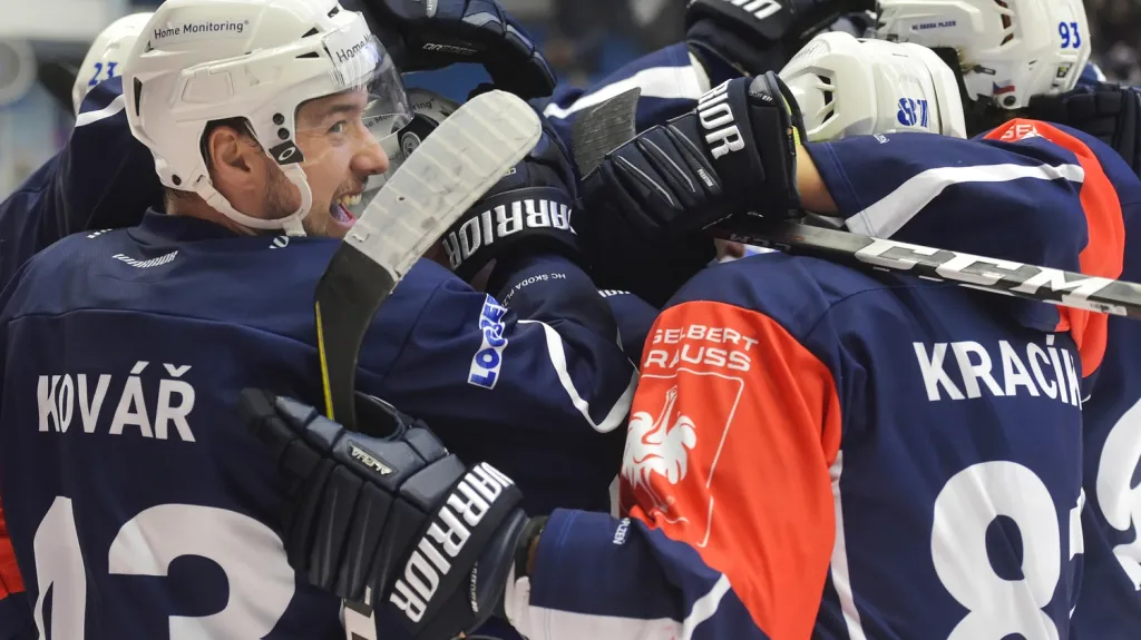 Jan Kovář se raduje se spoluhráči z postupu