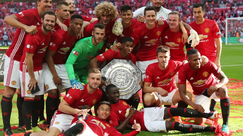 Hráči Manchesteru United pózují s trofejí pro vítěze Community Shield