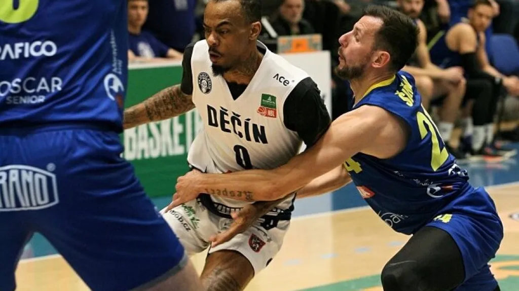 Jakub Šiřina brání děčínského Nicholse Tye