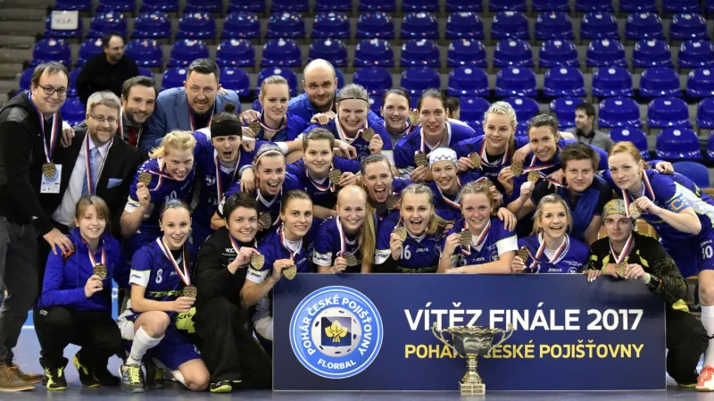 Florbalistky Vítkovic s trofejí pro vítěze Českého poháru