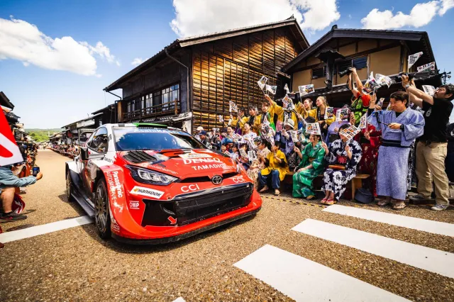Japonskou rallye vede dál Evans, na druhé místo se posunul Ogier