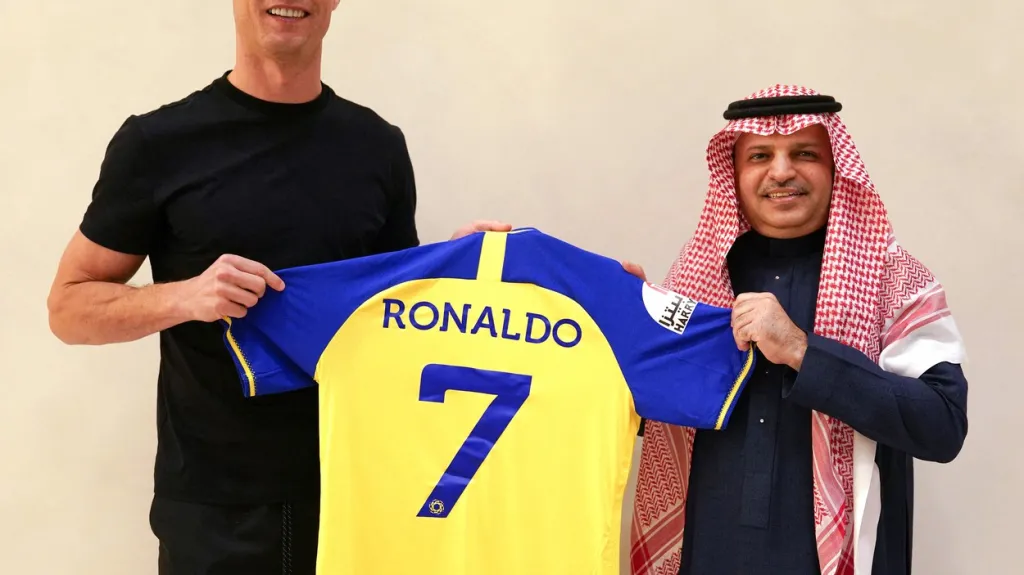 Cristiano Ronaldo s dresem týmu an-Nasr