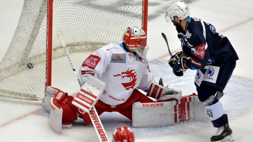 Milan Gulaš z Plzně (vpravo) překonává třineckého brankáře Šimona Hrubce