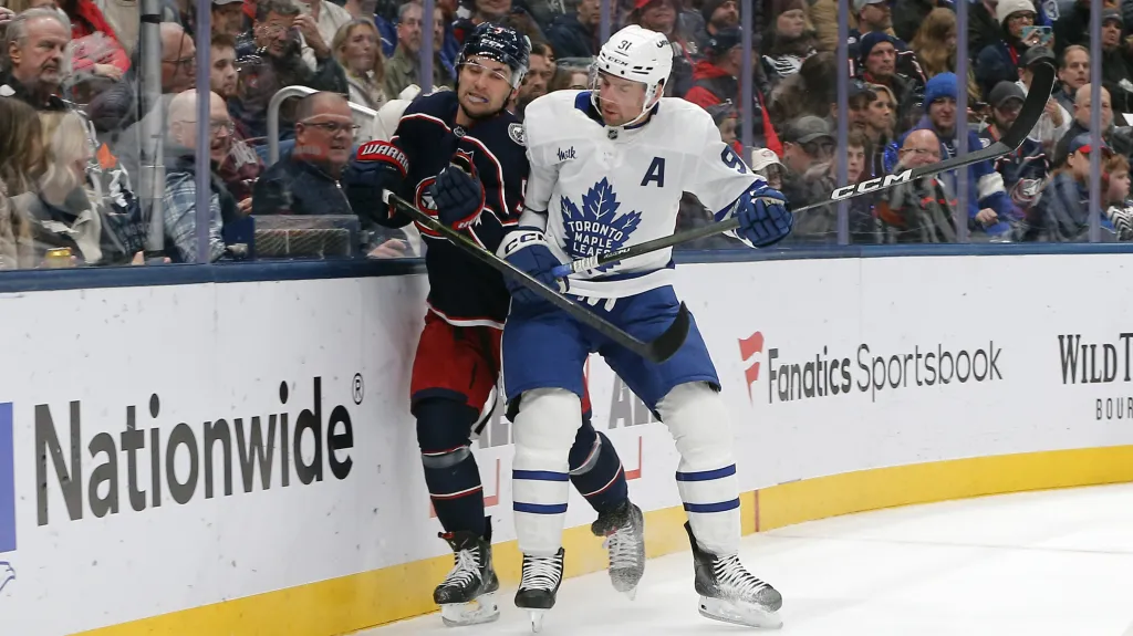 Denton Mateychuk a John Tavares v utkání Maple Leafs s Blue Jackets