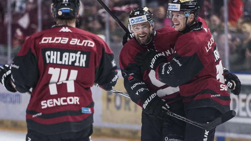 Aaron Irving slaví gól se spoluhráči