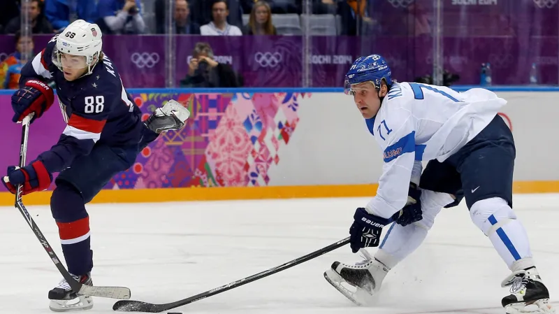 Američan Patrick Kane (vlevo) a Leo Komarov z Finska