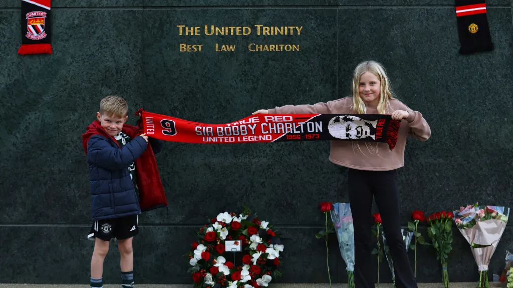 Malí fanoušci uctívají památku Bobbyho Charltona