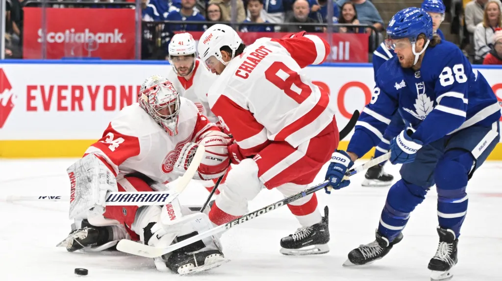 William Nylander z Toronta v šanci v utkání proti Detroitu