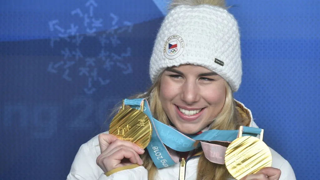 Ester Ledecká se dvěma zlatými olympijskými medailemi