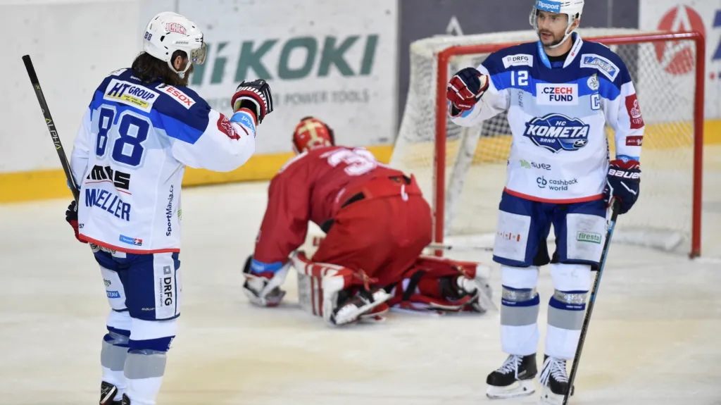 Peter Mueller a Leoš Čermák slaví gól proti Třinci