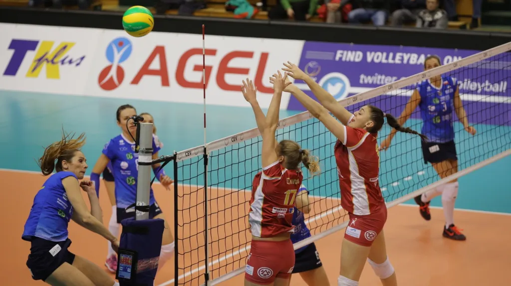Volejbalistky Prostějova (v červeném)