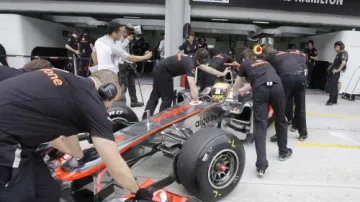 Lewis Hamilton s techniky týmu McLaren