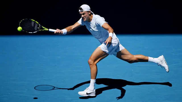 Rune potřeboval pět setů, ale 2. kolo AO ho nemine