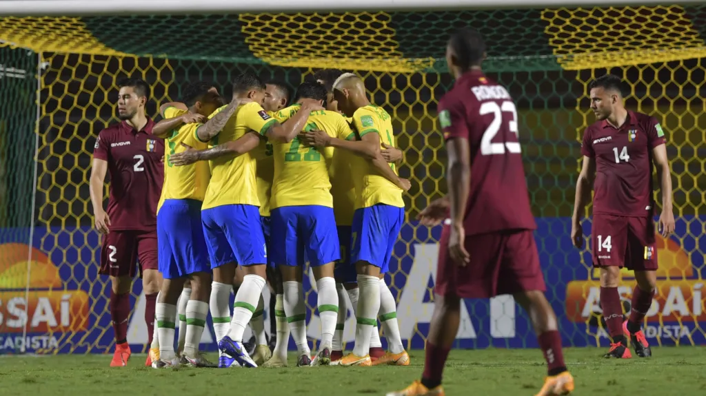 Fotbalisté Brazílie se radují z gólu v síti Venezuely