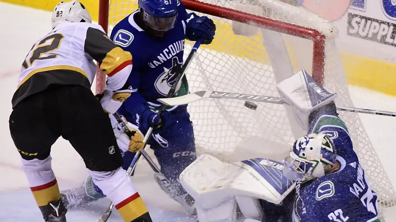 Tomáš Nosek skóruje proti Vancouveru