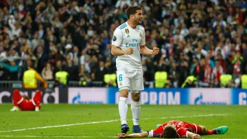 Nacho (uprostřed) se raduje, fotbalisté Bayernu smutní